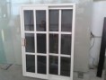 ventana natural  con vidrio reflectivo y cuadriculas