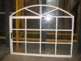 ventana color beige con cuadriculas