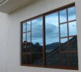 ventana color madera con cuadricula